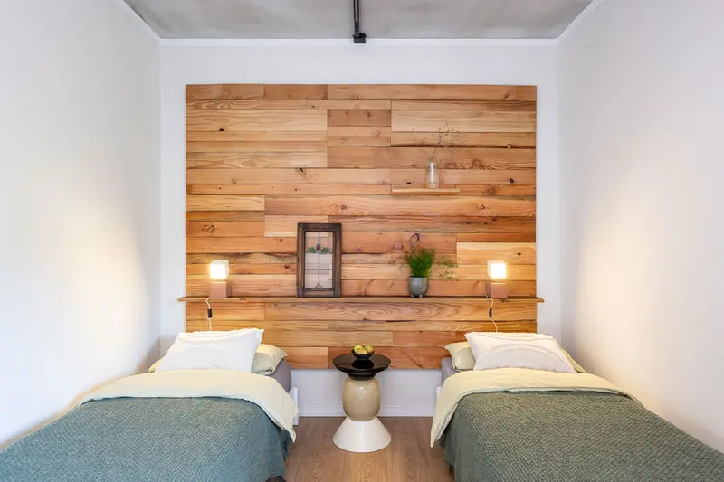 Zimmer mit Holzwand im Friedrichshof